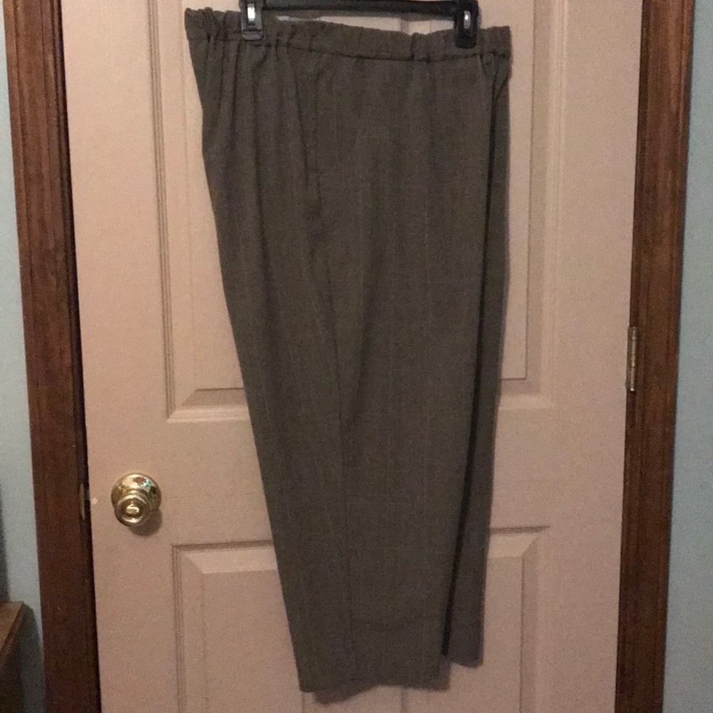 Capris pants, brown.
